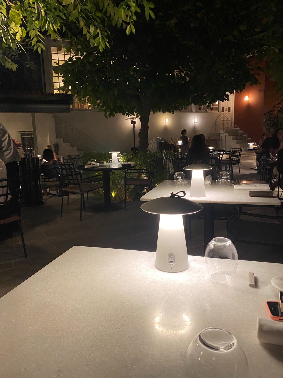 Ο κήπος του CTC με τα μαρμάρινα τραπέζια / Φωτογραφία: Μάνος Λειβαδάρος/iefimerida