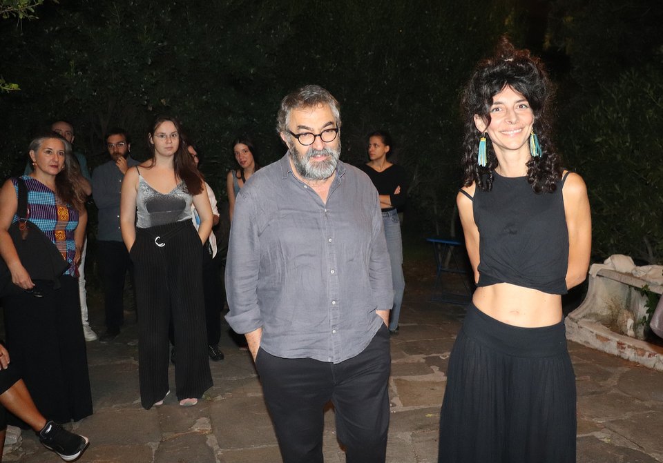 Ο Καθηγητής στην ΑΣΚΤ Νίκος Ναυρίδης και η εικαστικός Βάσω Τζούτη / Φωτογραφία: Μανώλης Νταλούκας