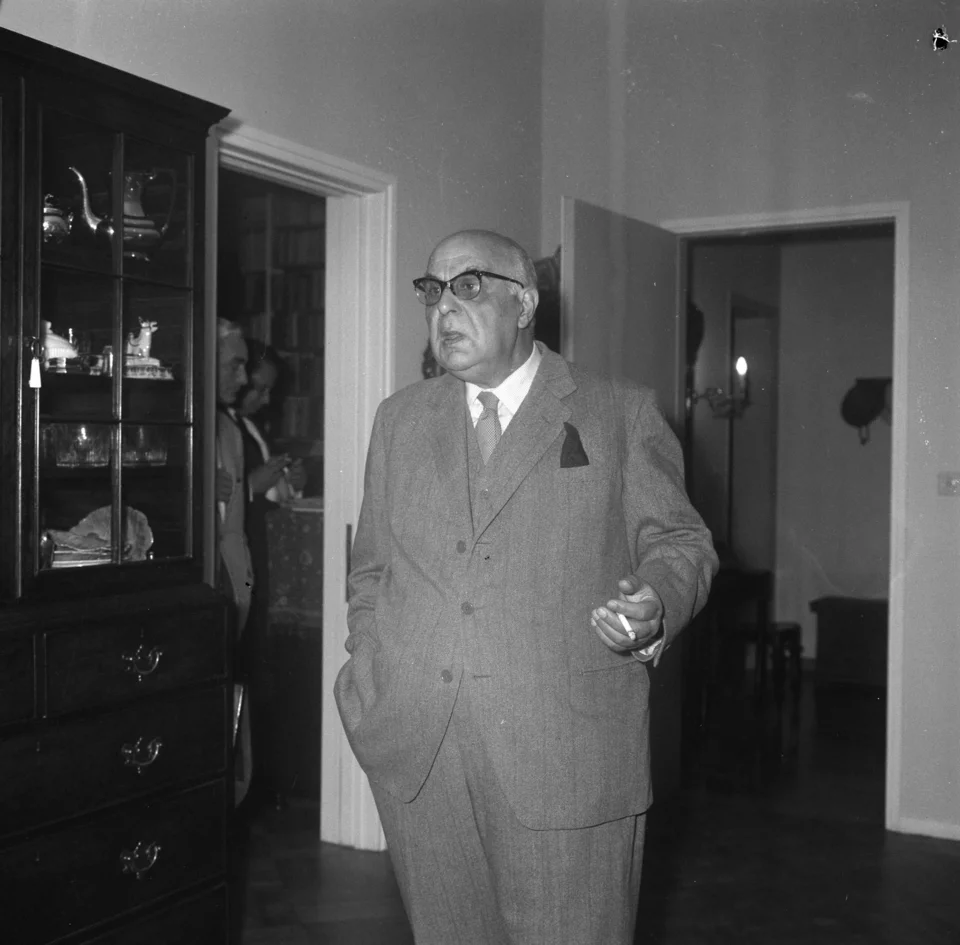 Αθήνα, 24 Οκτωβρίου 1963, Άγρας 20, μεσημέρι. Μετά την αναγγελία της βράβευσης, ο Γιώργος Σεφέρης στο σαλόνι, κατά τη διάρκεια της συνέντευξης Τύπου ενώπιον των δημοσιογράφων και των φωτορεπόρτερ. Φωτ. Κώστα Μεγαλοκονόμου / ©Μουσείο Μπενάκη/Φωτογραφικά αρχεία