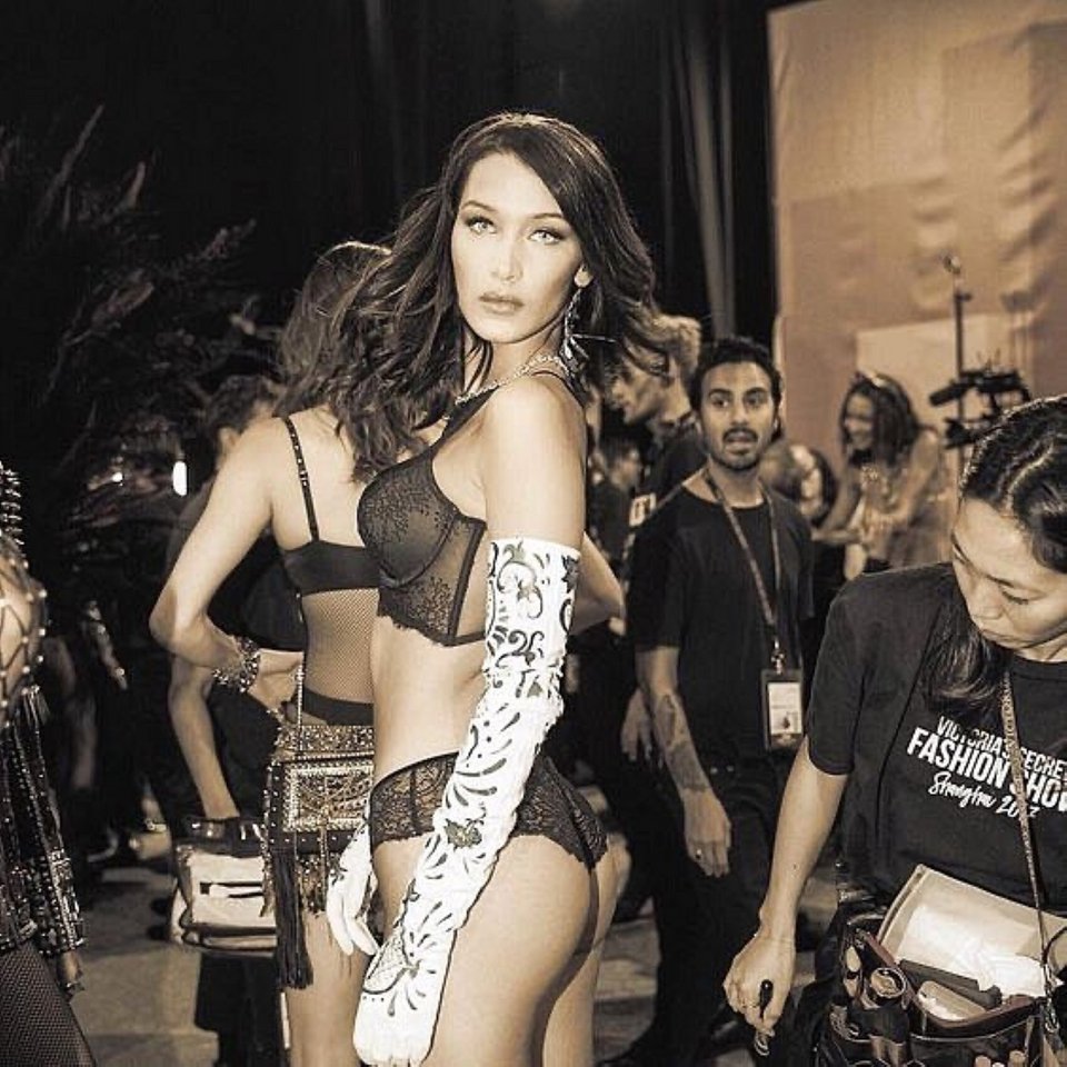 Η Μπέλα Χαντίντ με εσώρουχα στα παρασκήνια