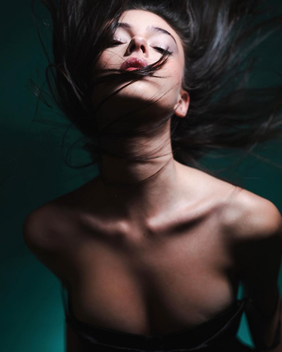 Η Ντέβα Κασέλ ποζάρει με σέξι κορσ