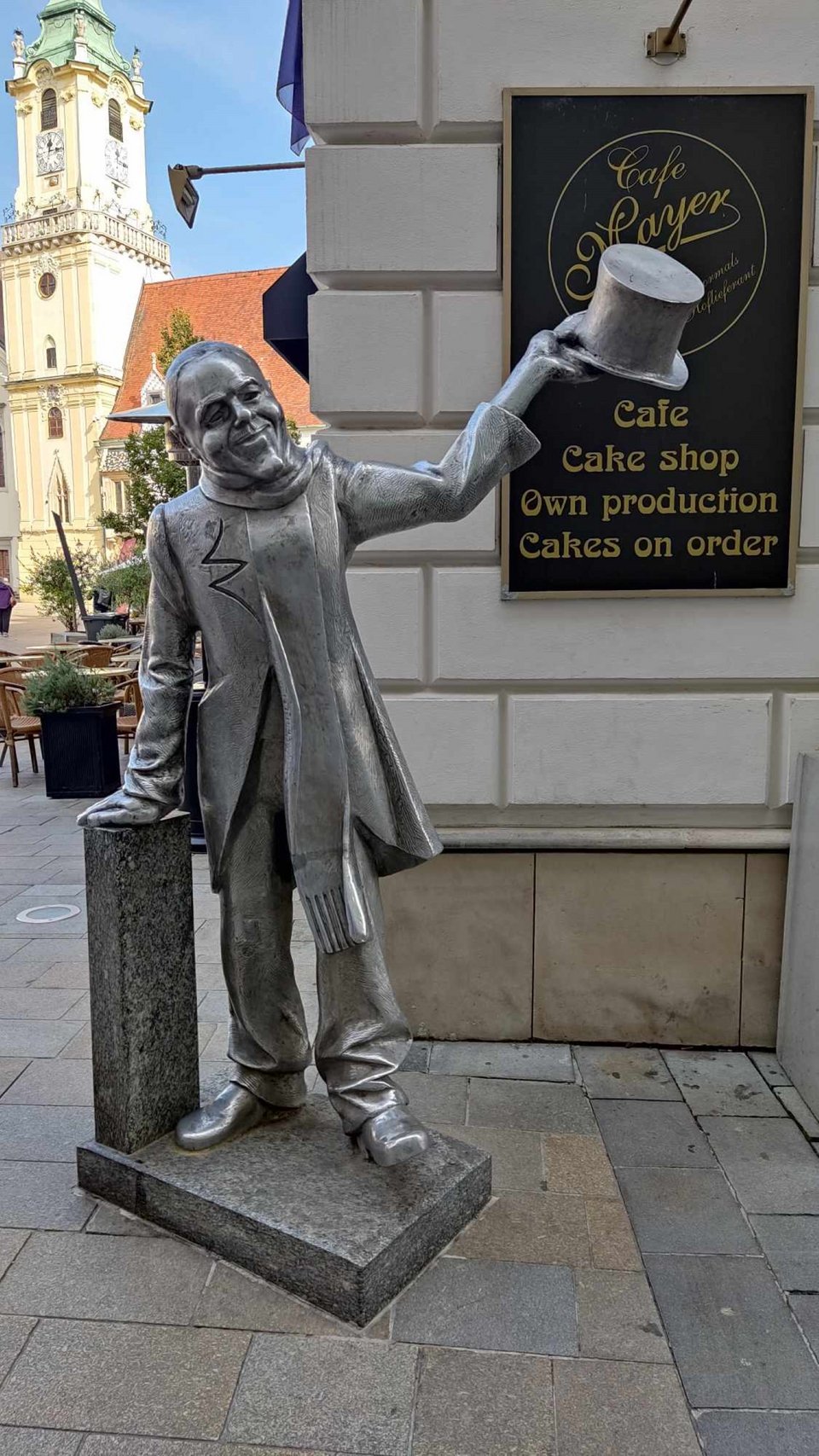 Ο Schöne Náci έξω από το Café Mayer