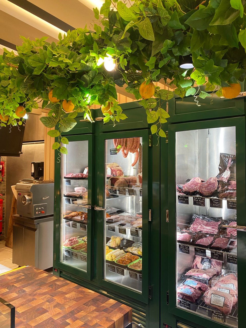 Στο Beastalis λειτουργεί και ένα premium κρεοπωλείο / Φωτογραφία: Μάνος Λειβαδάρος/iefimerida 