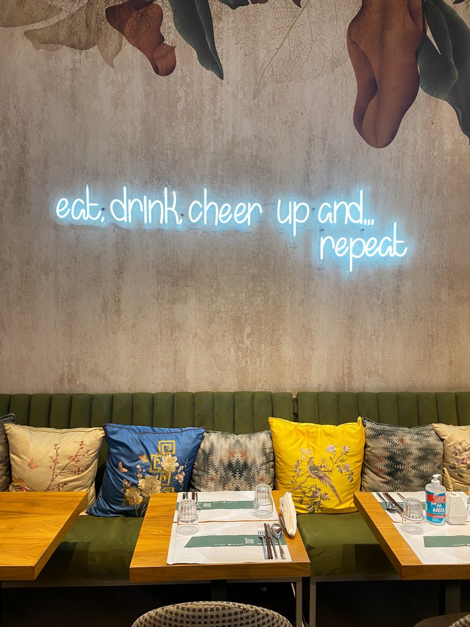 O εσωτερικός μοντέρνος χώρος του Cheer στη Γλυφάδα / Φωτογραφία: Μάνος Λειβαδάρος/iefimerida