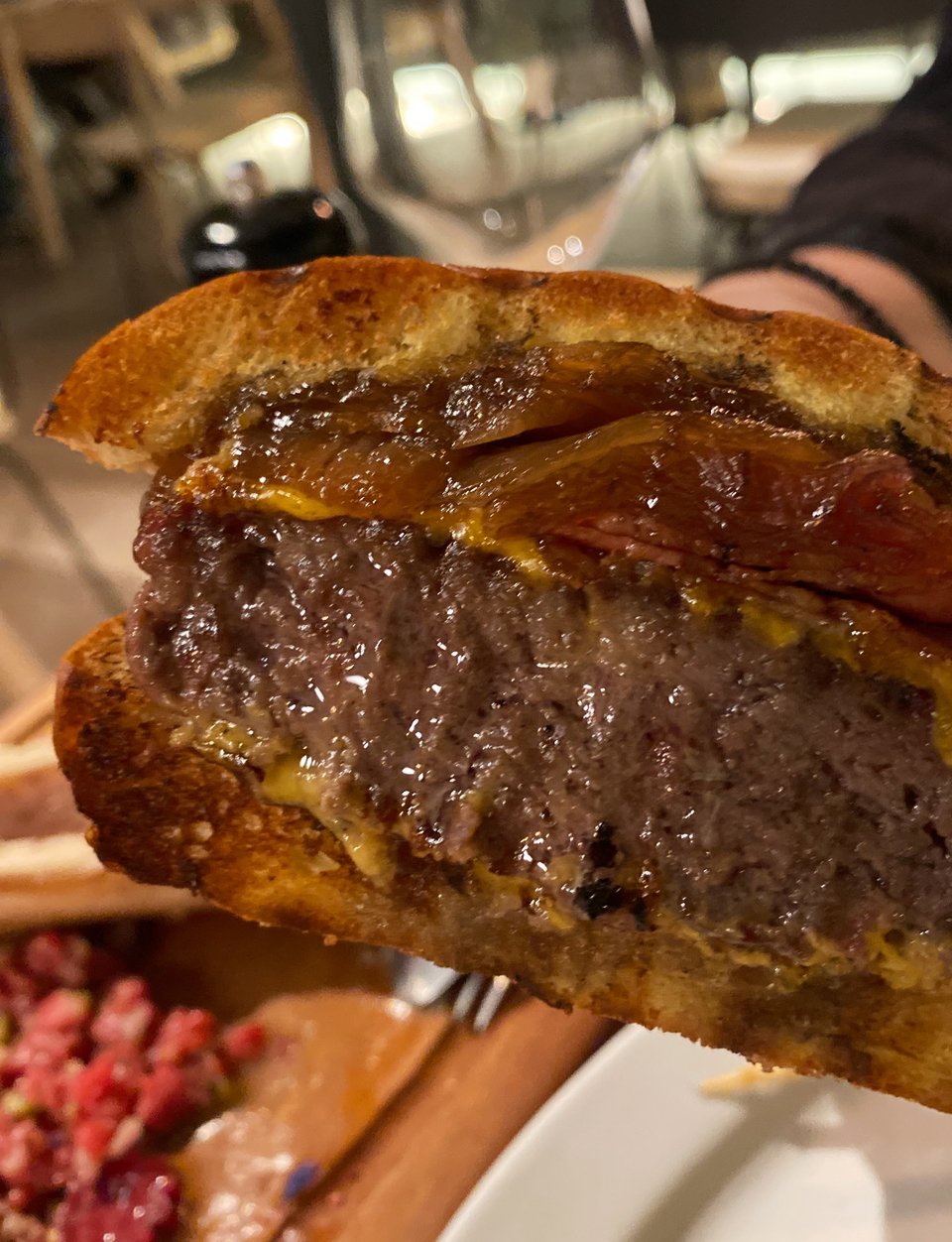 Το ζουμερί μπιφτέκι του Beastalis είναι εμπειρία / Φωτογραφία: Μάνος Λειβαδάρος/iefimerida 