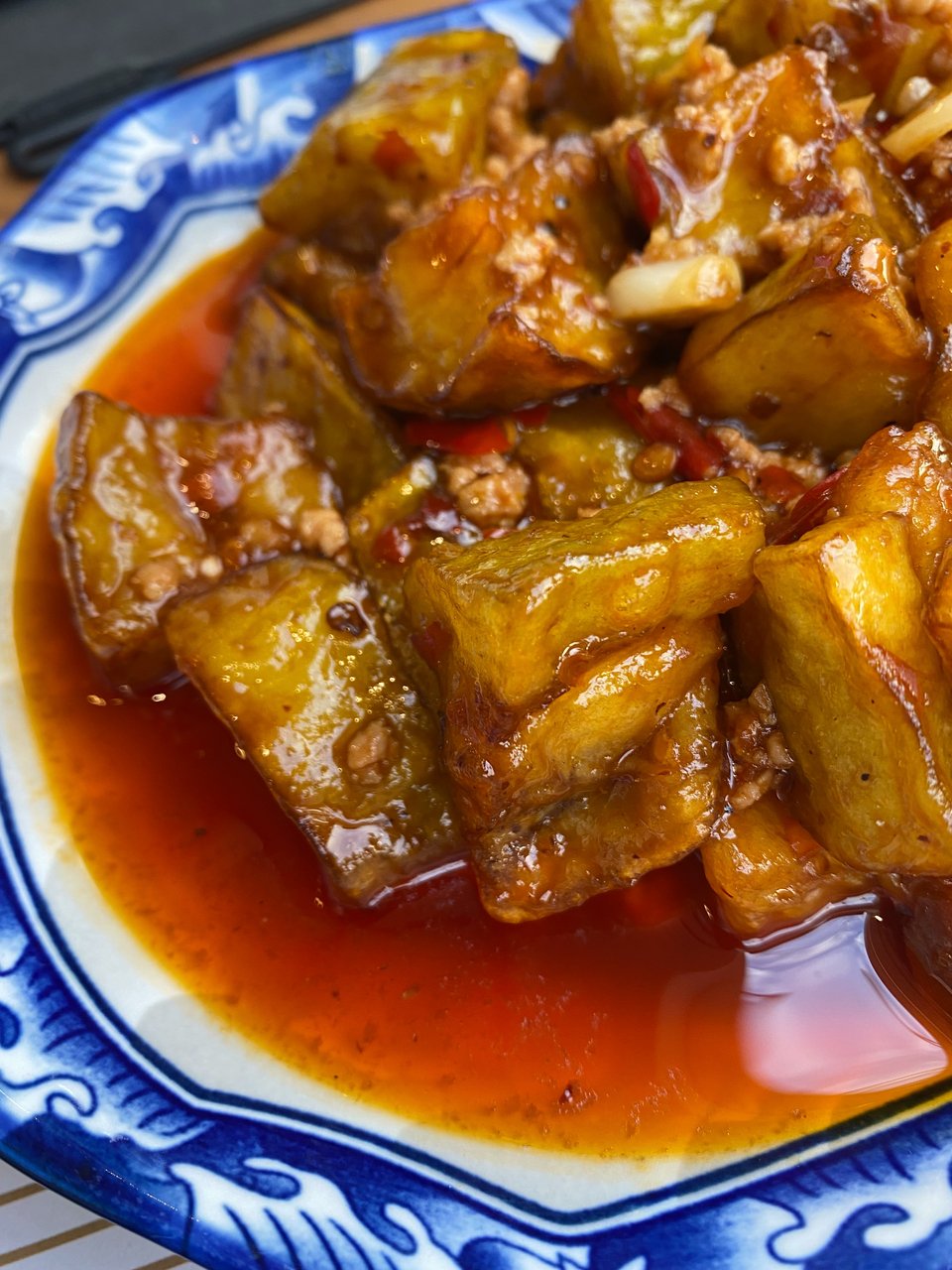 Η έκπληξη ήρθε από ένα ορεκτικό με νόστιμες μπουκιές μελιτζάνας / Φωτογραφία: Μάνος Λειβαδάρος/iefimerida