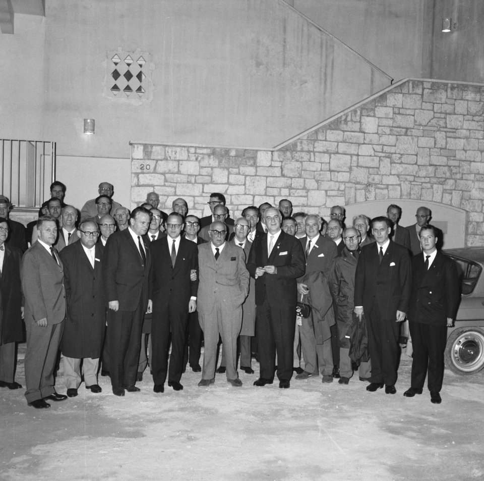 Αθήνα, 24 Οκτωβρίου 1963, Άγρας 20, βράδυ. Επίσκεψη από μέλη της σουηδικής κοινότητας στην Αθήνα για χορωδιακά συγχαρητήρια. Δίπλα στον Σεφέρη ο Σουηδός νεοελληνιστής νεοελληνιστής Στούρε Λινέρ, μόνιμος εκπρόσωπος του Αναπτυξιακού προγράμματος του ΟΗΕ στην ΕλλάδαΦωτ. Κώστα Μεγαλοκονόμου /©Μουσείο Μπενάκη/Φωτογραφικά αρχεία