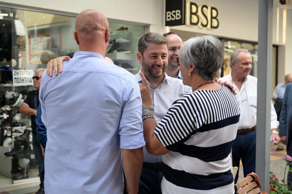 Ο πρόεδρος του ΠΑΣΟΚ Νίκος Ανδρουλάκης κατά την περιοδεία του στη Καβάλα