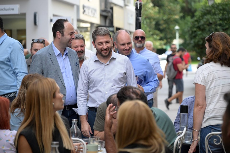 Ο πρόεδρος του ΠΑΣΟΚ Νίκος Ανδρουλάκης κατά την περιοδεία του στη Καβάλα