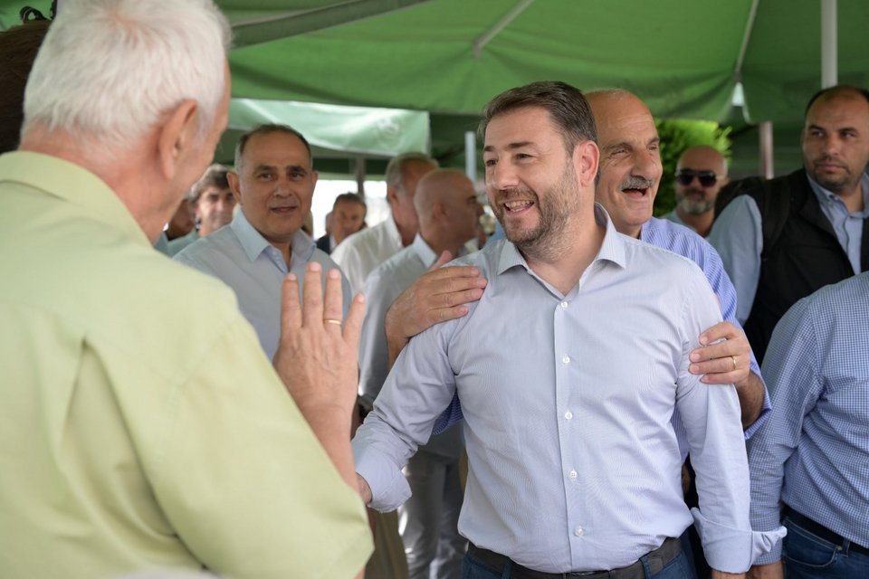 Ο πρόεδρος του ΠΑΣΟΚ Νίκος Ανδρουλάκης κατά την περιοδεία του στη Καβάλα