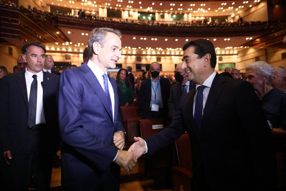 Ο πρωθυπουργός Κυριάκος Μητσοτάκης σε συζήτηση που συντόνισε η δημοσιογράφος Νίκη Λυμπεράκη με τον πρόεδρο του ΣΕΒ Δημήτρη Παπαλεξόπουλο, κατά την εκδήλωση της Γενικής Συνέλευσης του Συνδέσμου / Φωτογραφία: Eurokinissi-ΠΑΝΑΓΟΠΟΥΛΟΣ ΓΙΑΝΝΗΣ