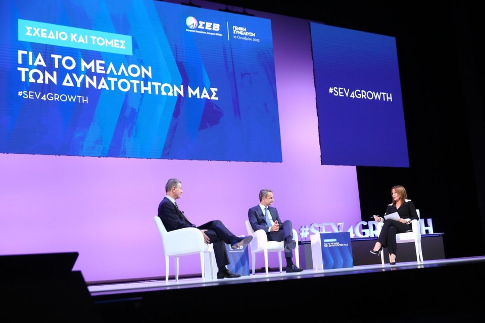 Ο πρωθυπουργός Κυριάκος Μητσοτάκης με τον πρόεδρο του ΣΕΒ Δημήτρη Παπαλεξόπουλο, σε συζήτηση που συντόνισε η δημοσιογράφος Νίκη Λυμπεράκη, κατά την εκδήλωση της Γενικής Συνέλευσης του Συνδέσμου / Φωτογραφία: Eurokinissi-ΠΑΝΑΓΟΠΟΥΛΟΣ ΓΙΑΝΝΗΣ