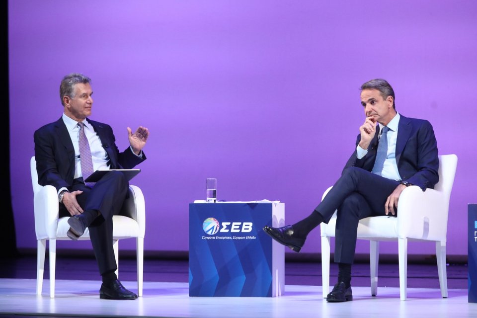 Ο πρωθυπουργός Κυριάκος Μητσοτάκης με τον πρόεδρο του ΣΕΒ Δημήτρη Παπαλεξόπουλο, σε συζήτηση που συντόνισε η δημοσιογράφος Νίκη Λυμπεράκη, κατά την εκδήλωση της Γενικής Συνέλευσης του Συνδέσμου / Φωτογραφία: Eurokinissi-ΠΑΝΑΓΟΠΟΥΛΟΣ ΓΙΑΝΝΗΣ