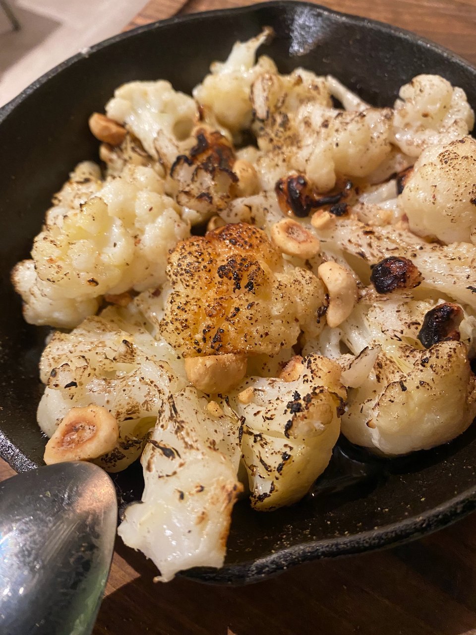 To συνοδευτικό της μπριζόλας με κουνουπίδι ψητό σε μαντέμι / Φωτογραφία: Μάνος Λειβαδάρος/iefimerida 