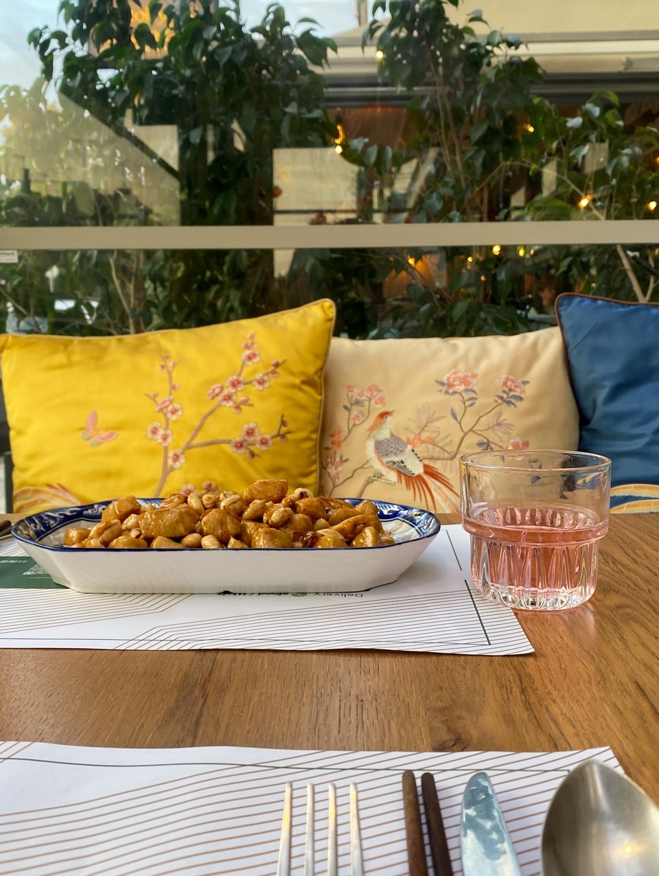 Μαξιλάρια με κινέζικα μοτίβα στολίζουν τους καναπέδες / Φωτογραφία: Μάνος Λειβαδάρος/iefimerida