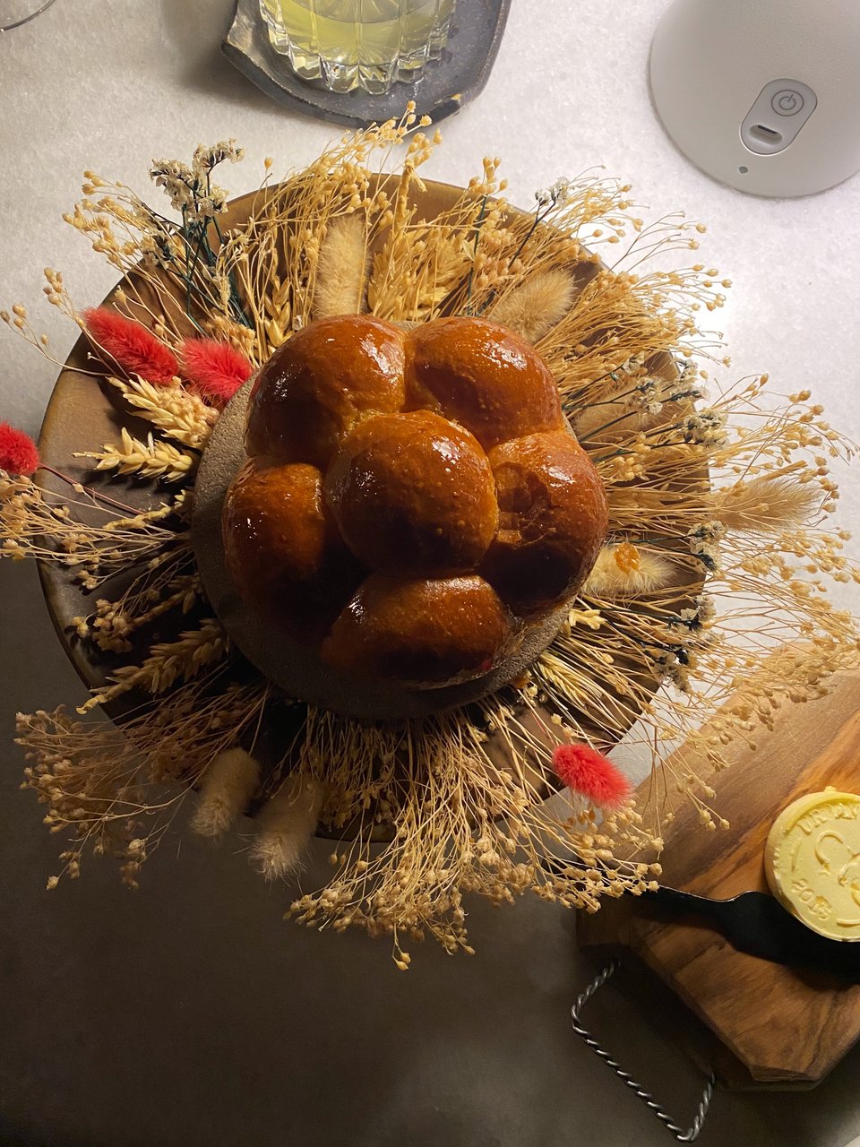 Το ψωμί μπριός σερβίρεται θεατρικά / Φωτογραφία: Μάνος Λειβαδάρος/iefimerida