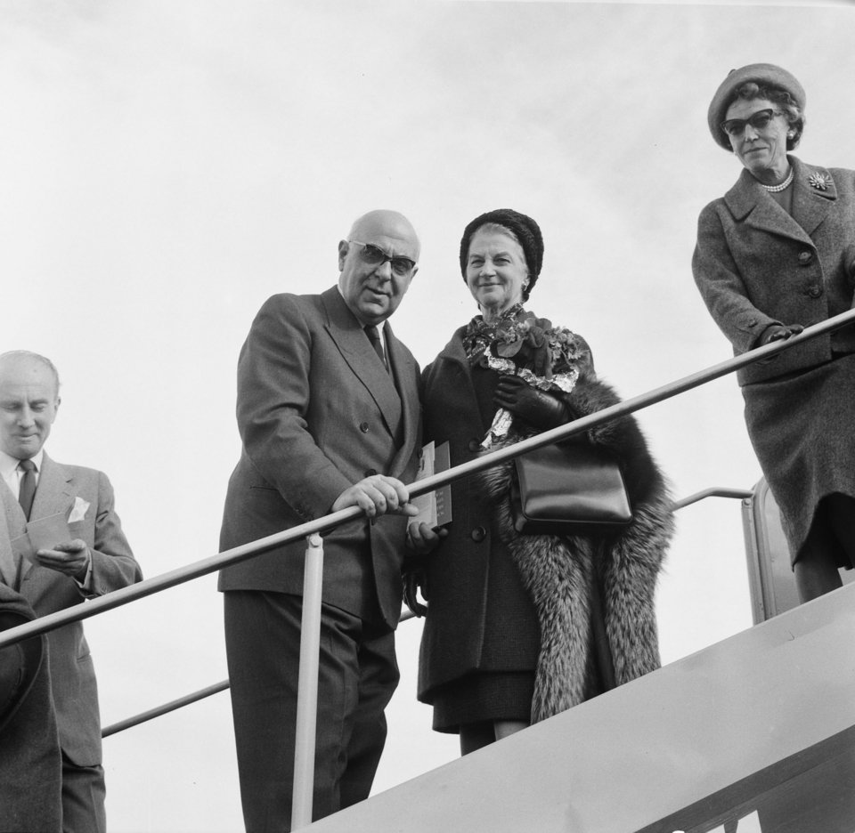 Αθήνα, 6 Δεκεμβρίου 1963, πρωί. Ο Γιώργος και η Μαρώ Σεφέρη αναχωρούν με προορισμό τη Στοκχόλμη για την τελετή απονομής των Βραβείων Νόμπελ 1963. Φωτ. Κώστα Μεγαλοκονόμου / ©Μουσείο Μπενάκη/Φωτογραφικά αρχεία