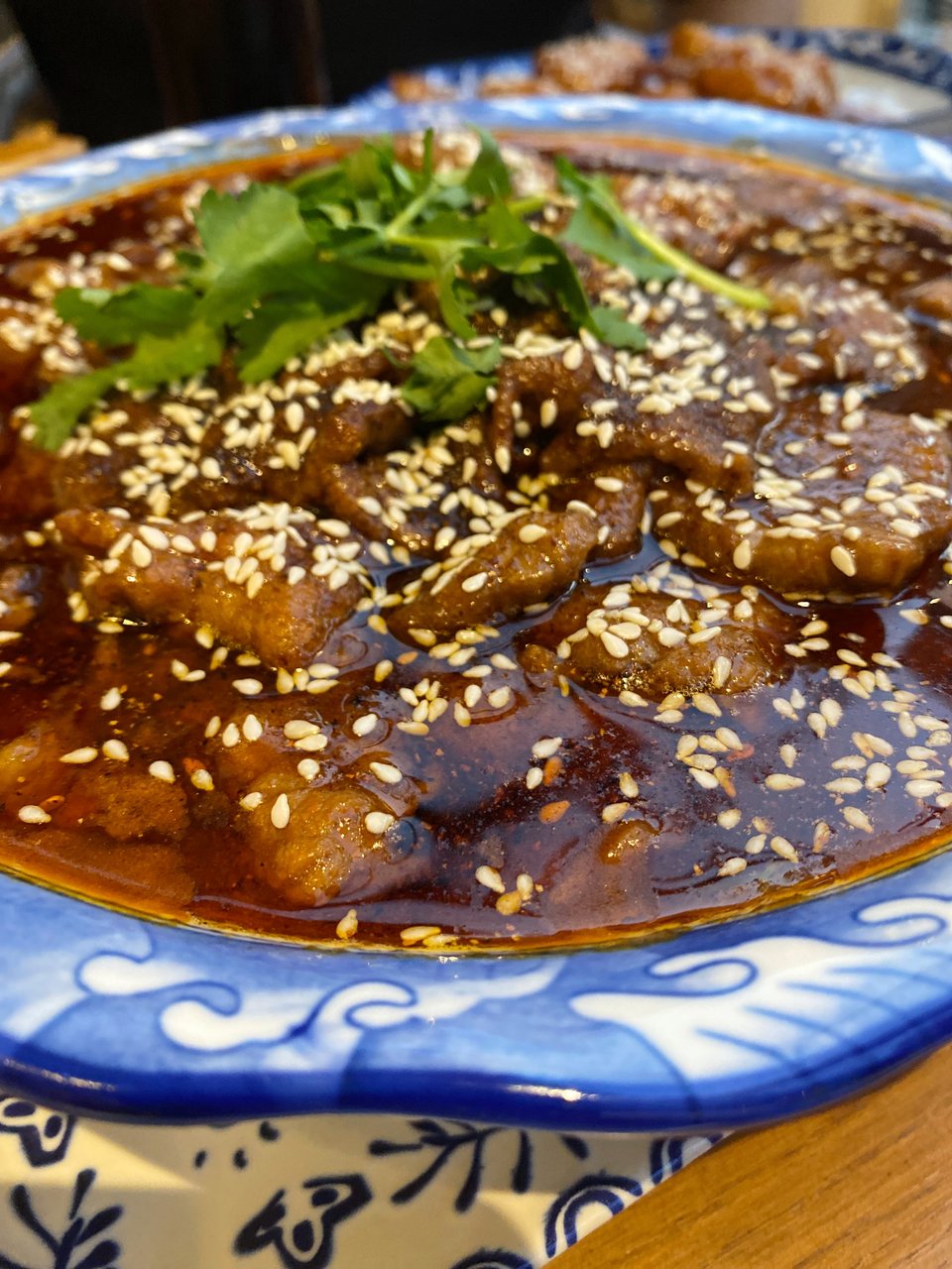 Αυτό είναι το signature πιάτο του Cheer: το Spicy Boiled Beef / Φωτογραφία: Μάνος Λειβαδάρος/iefimerida