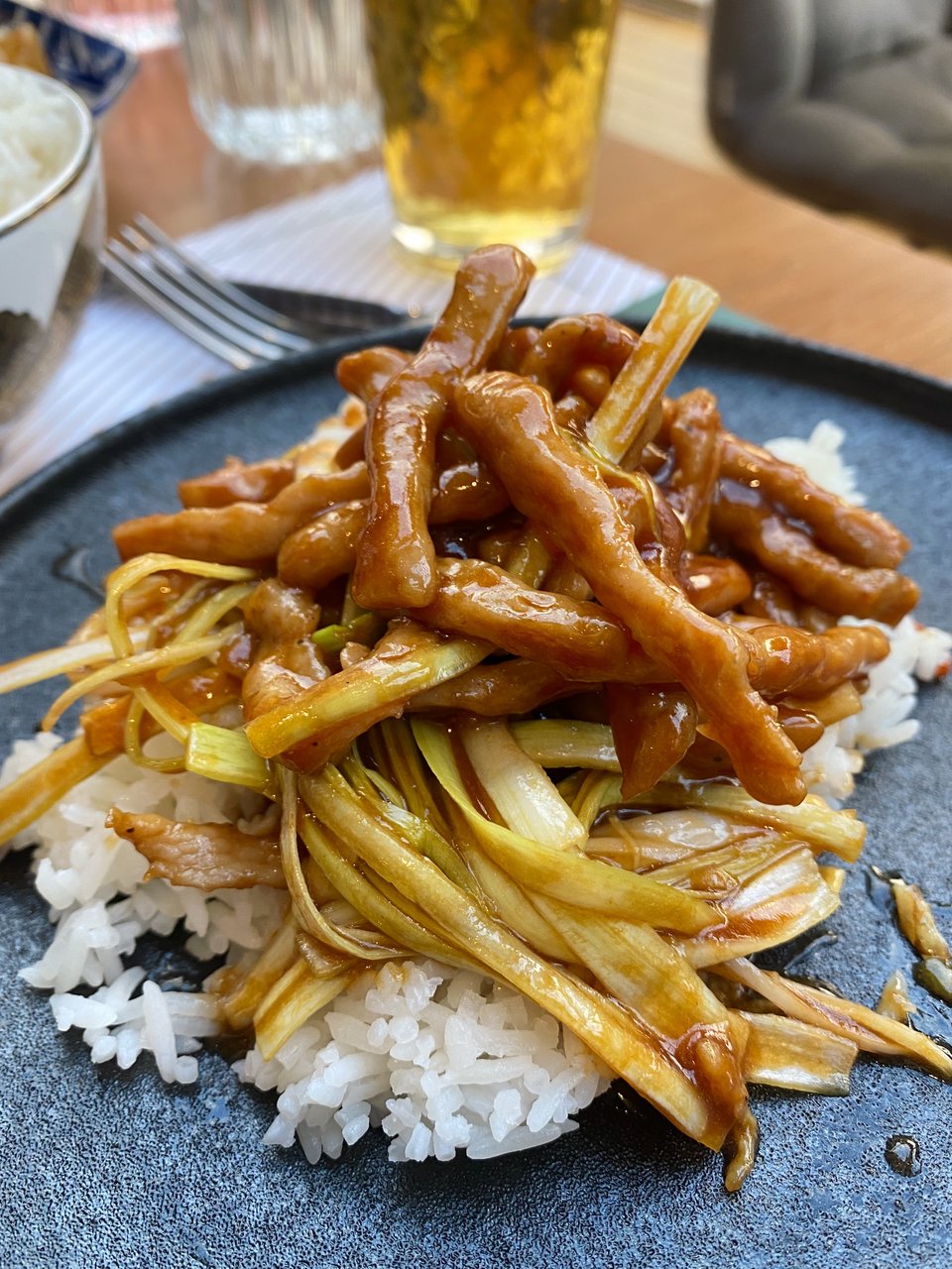 Λωρίδες χοιρινού πάνω σε ρύζι ατμού / Φωτογραφία: Μάνος Λειβαδάρος/iefimerida