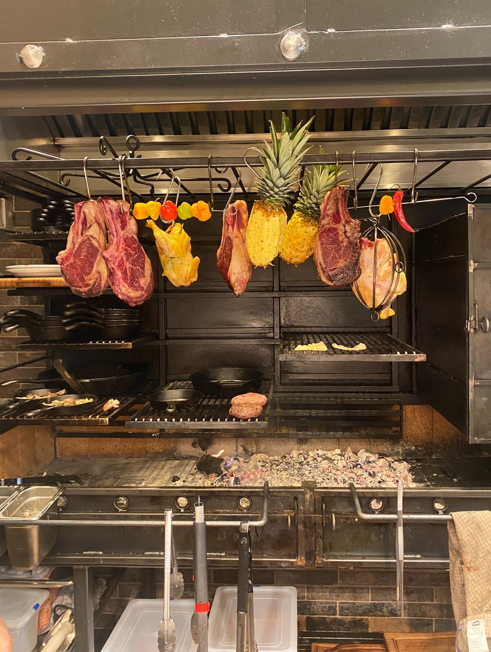 Μια προσαρμογή του αργεντίνικου ασάδο σε εσωτερικό χώρο / Φωτογραφία: Μάνος Λειβαδάρος/iefimerida 