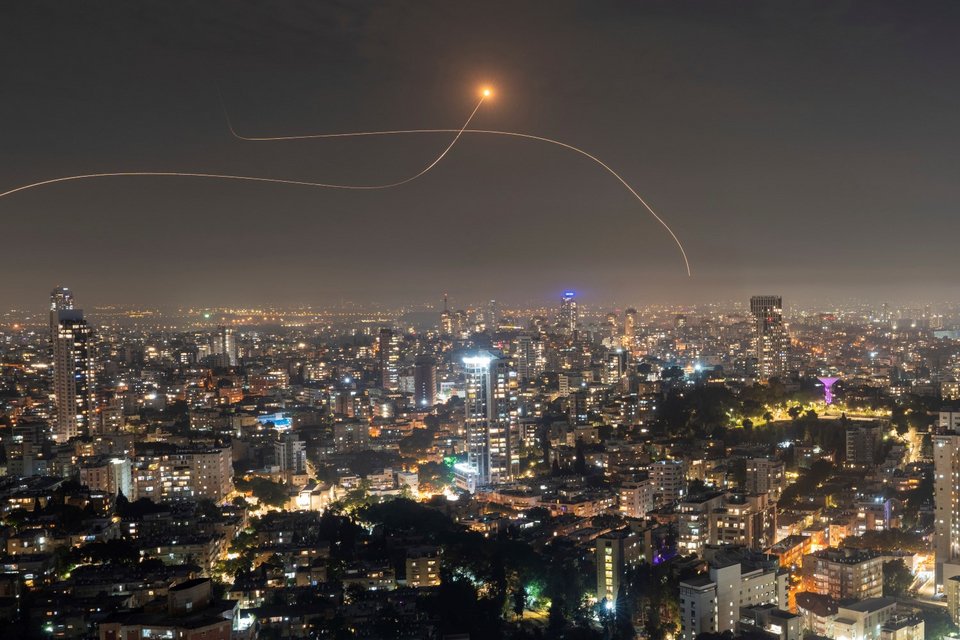 Το ισραηλινό σύστημα αεράμυνας Iron Dome αναχαιτίζει μια ρουκέτα που εκτοξεύτηκε από τη Γάζα