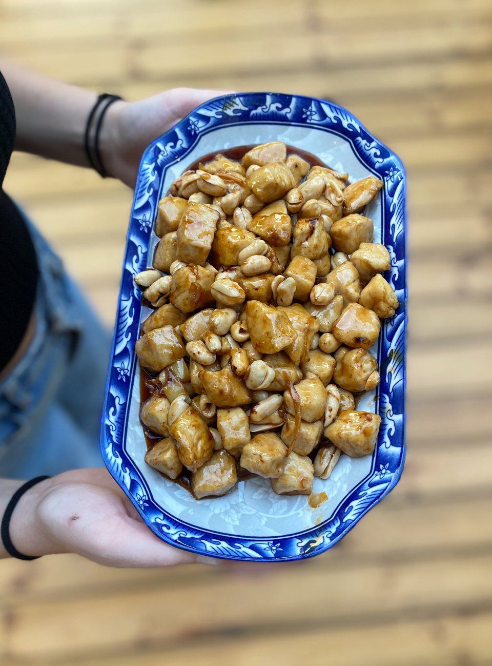 Κοτόπουλο με ξηρούς καρπούς - από τα πιο δημοφιλή και νόστιμα πιάτα του Cheer / Φωτογραφία: Μάνος Λειβαδάρος/iefimerida