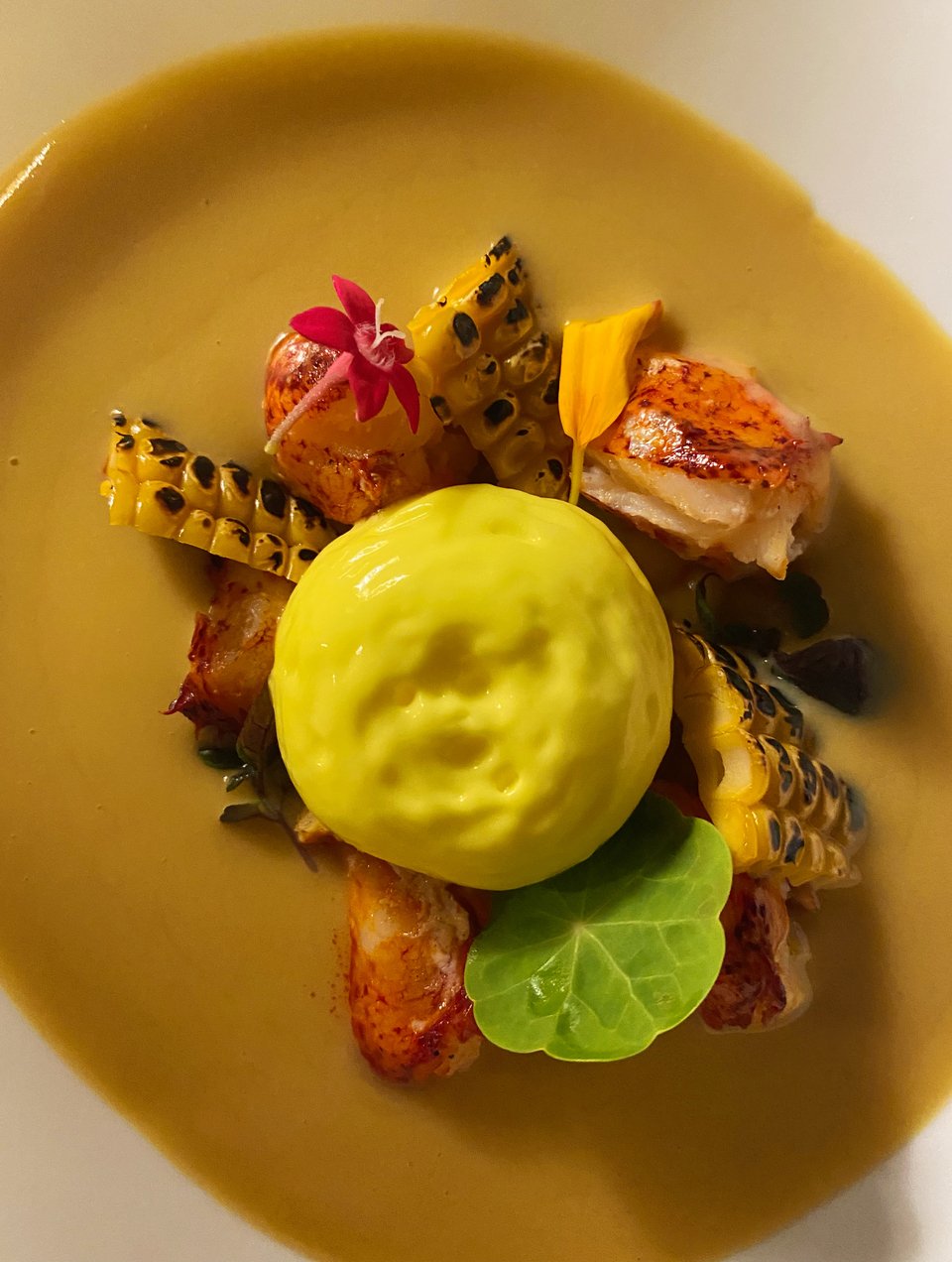 Το πιο ωραίο πιάτο της βραδιάς: σούπα βελουτέ από καλαμπόκι, αρωματισμένη με αστακό, τρούφα, περγαμόντο και  δαγκάνες αστακού / Φωτογραφία: Μάνος Λειβαδάρος/iefimerida