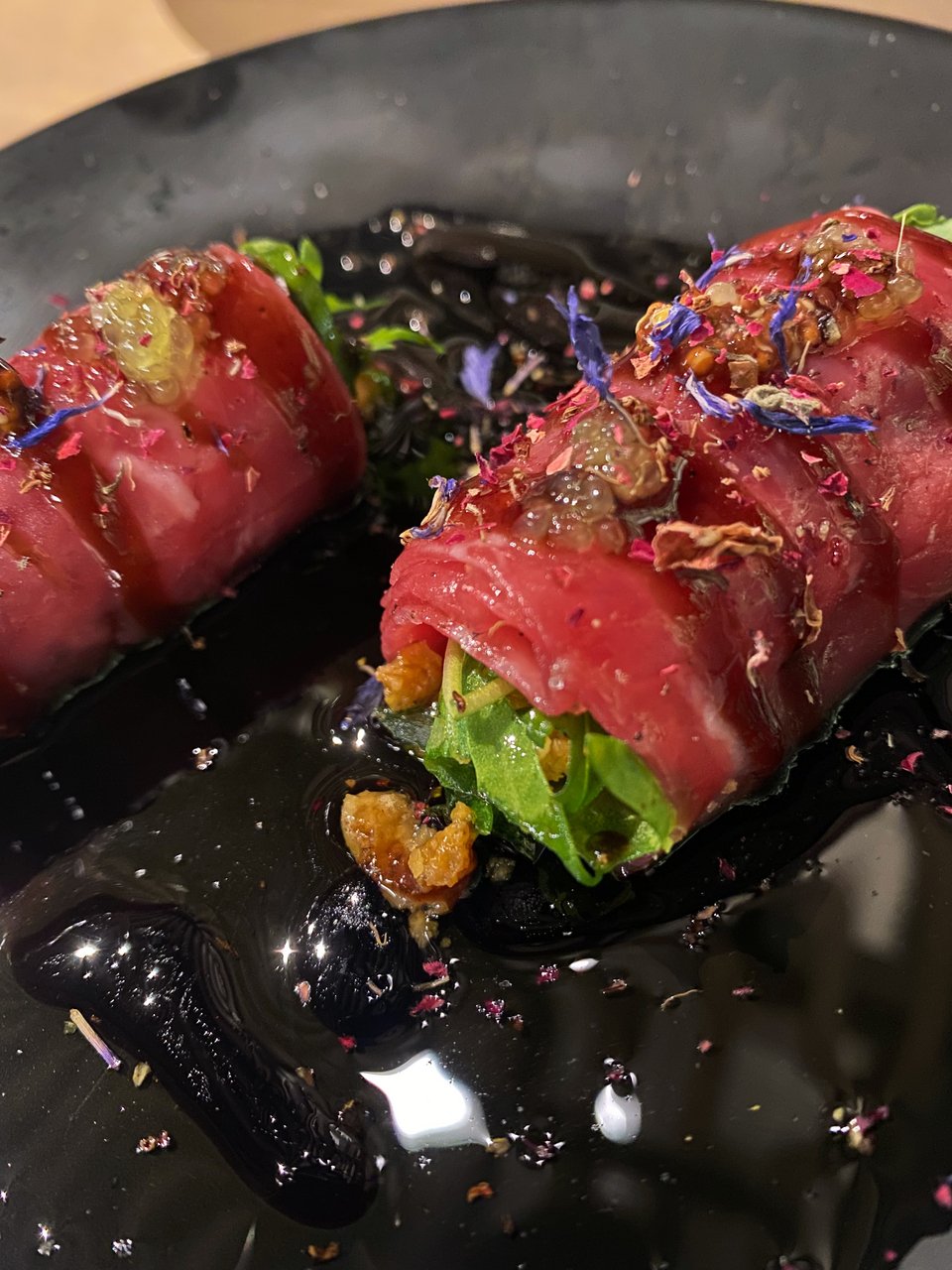 Το καρπάτσιο σερβίρεται σαν ρολάκι / Φωτογραφία: Μάνος Λειβαδάρος/iefimerida 