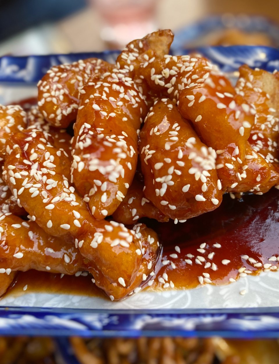 Καραμελωμένο κοτόπουλο με λευκό σουσάμι / Φωτογραφία: Μάνος Λειβαδάρος/iefimerida