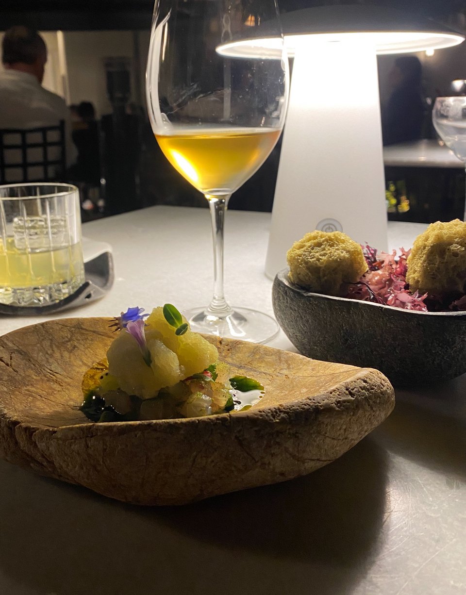 Πώς συνδυάζεται τo καπνιστό λαβράκι με το σορμπέ και το σφουγγάρι από φύκια; Η απάντηση είναι: με μαγικό τρόπο! / Φωτογραφία: Μάνος Λειβαδάρος/iefimerida