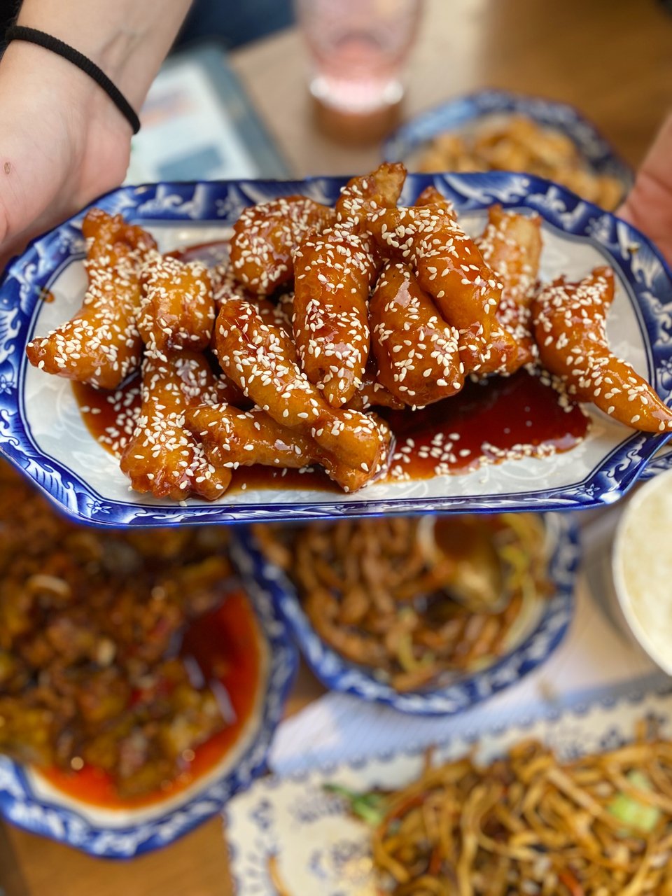 To καραμελωμένο κοτόπουλο του Cheer είναι ένα απολαυστικό πιάτο που δεν το χορταίνεις / Φωτογραφία: Μάνος Λειβαδάρος/iefimerida