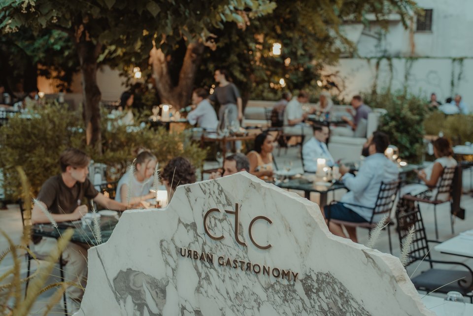 Το μάρμαρο κυριαρχεί στον κήπο του εστιατορίου CTC / Φωτογραφία: Courtesy of CTC Urban Gastronomy