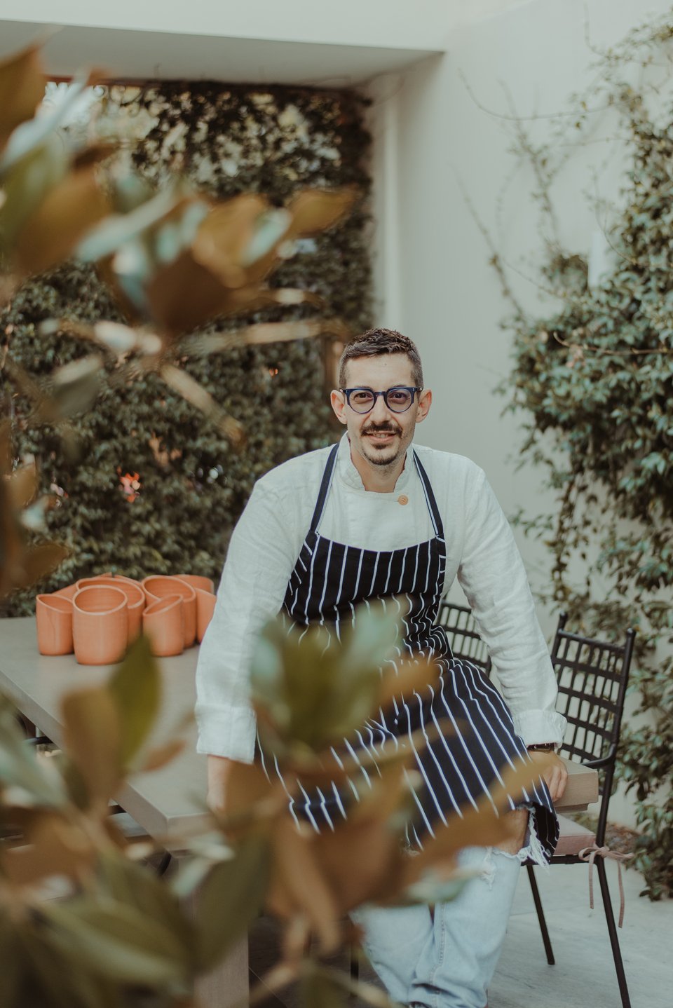 O Άλεξ Τσιοτίνης, σεφ και ιδιοκτήτης του CTC Urban Gastronomy, στον κήπο του εστιατορίου / Φωτογραφία: Courtesy of CTC Urban Gastronomy