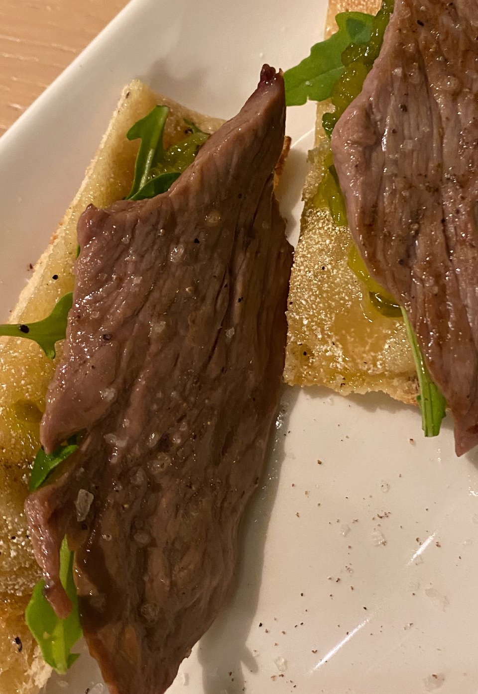 Ένα καταπληκτικό finger food με πλούσια γεύση: μπρουσκέτα με φρέσκο βούτυρο από αρνί και ψητό διάφραγμα / Φωτογραφία: Μάνος Λειβαδάρος/iefimerida 