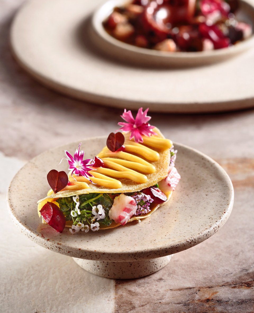 Μια ζουμερή κρέπα συνοδεύει το πιάτο με το εικονικό χταπόδι από φάβα / Φωτογραφία: George Drakopoulos  -  Courtesy of CTC Urban Gastronomy