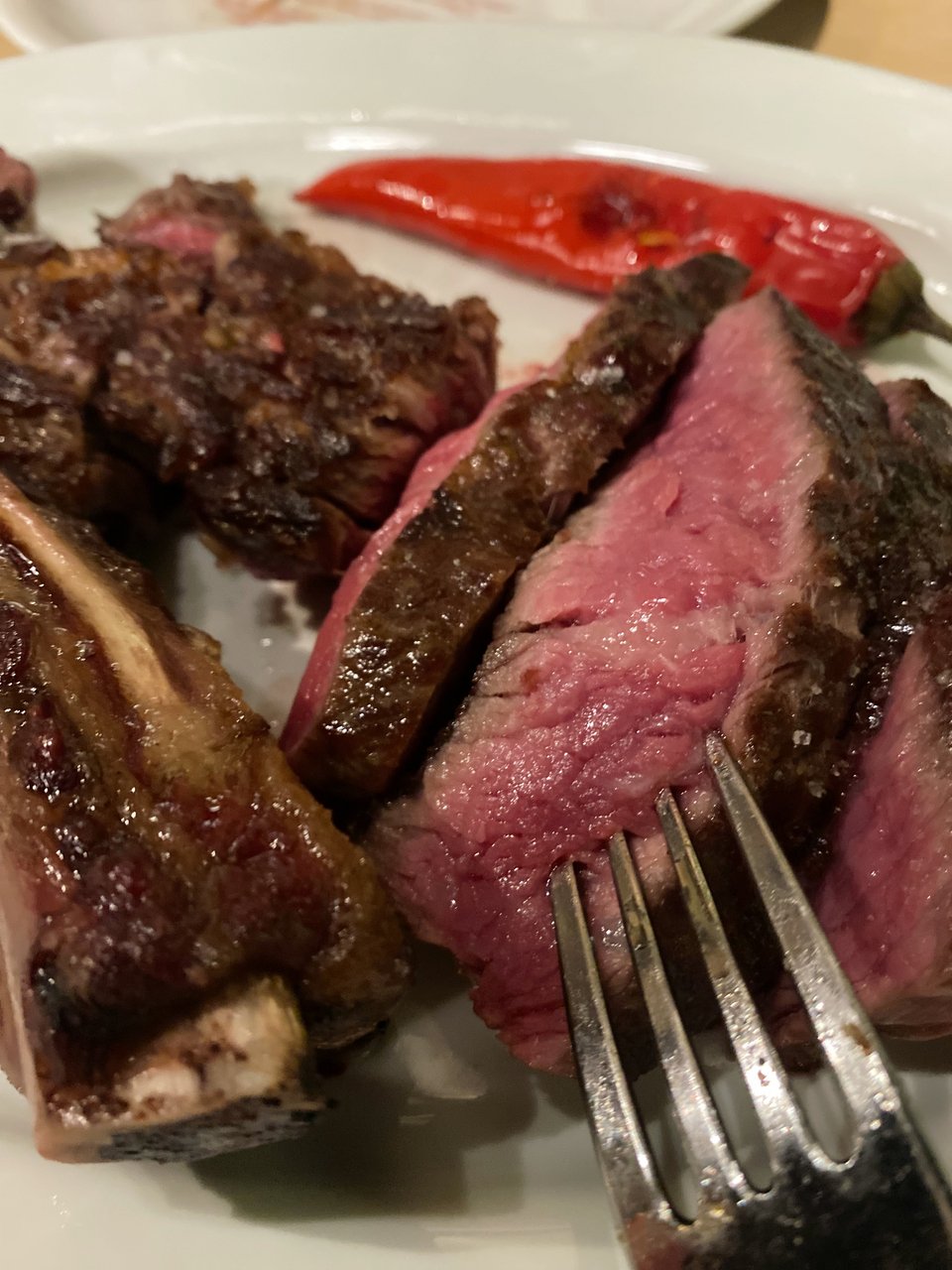 Το rib eye του Beastalis / Φωτογραφία: Μάνος Λειβαδάρος/iefimerida 