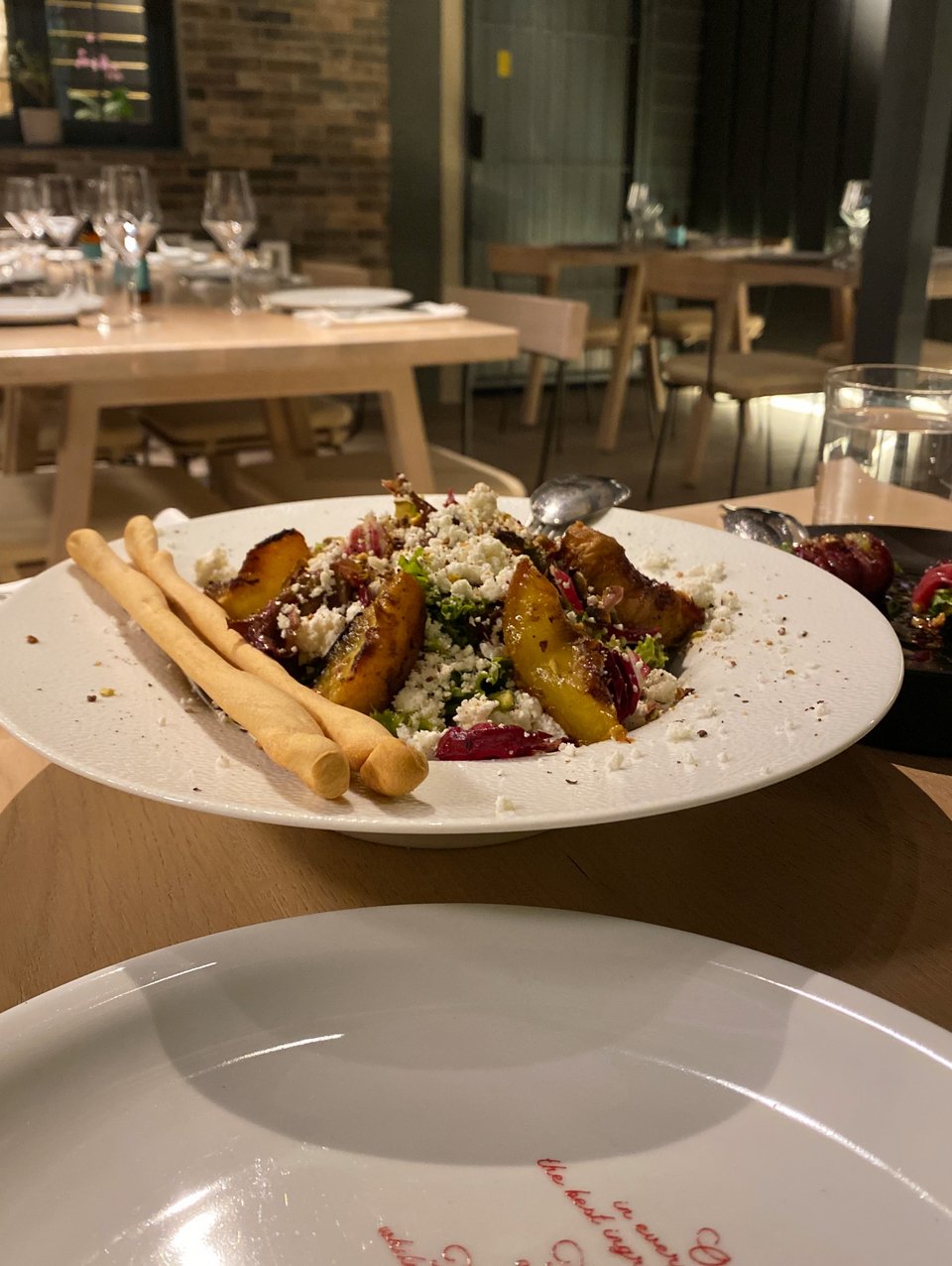 Τα καβουρντισμένα ροδάκινα αναδεικνύουν την πράσινη σαλάτα / Φωτογραφία: Μάνος Λειβαδάρος/iefimerida 