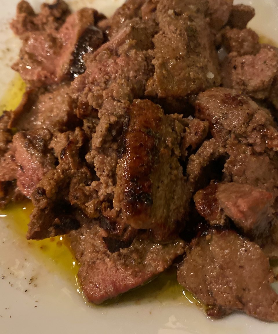 Ζουμερό ψητό συκώτι γεμάτο χυμούς / Φωτογραφία: Μάνος Λειβαδάρος/iefimerida 