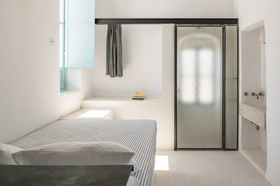 Τα νησιώτικα κτιστά κρεβάτια στα υπνοδωμάτια συνυπάρχουν με χαλύβδινες industrial style λεπτομέρειες