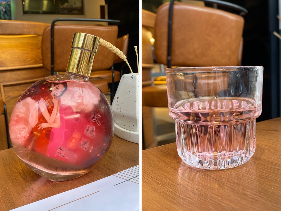 To ροζ φρουτώδες κρασί με το πρωτότυπο μπουκάλι του / Φωτογραφία: Μάνος Λειβαδάρος/iefimerida