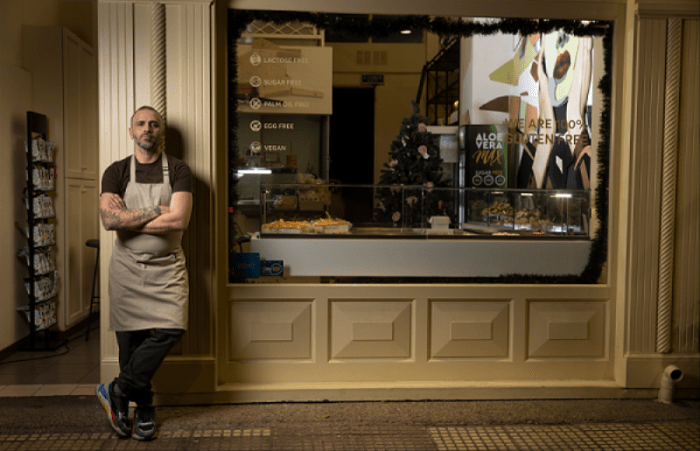 Ο pastry chef Μαρίνος Κοσμάς δημιουργεί αριστουργήματα στο πιάτο, νόστιμα, και κυρίως gluten free