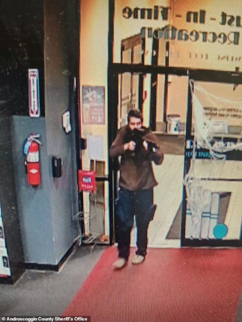 Εκπαιδευτής στα πυροβόλα όπλα ο Ρόμπερτ Καρντ, είχε απειλήσει να ανοίξει πυρ στη βάση του στην Εθνοφρουρά του Μέιν