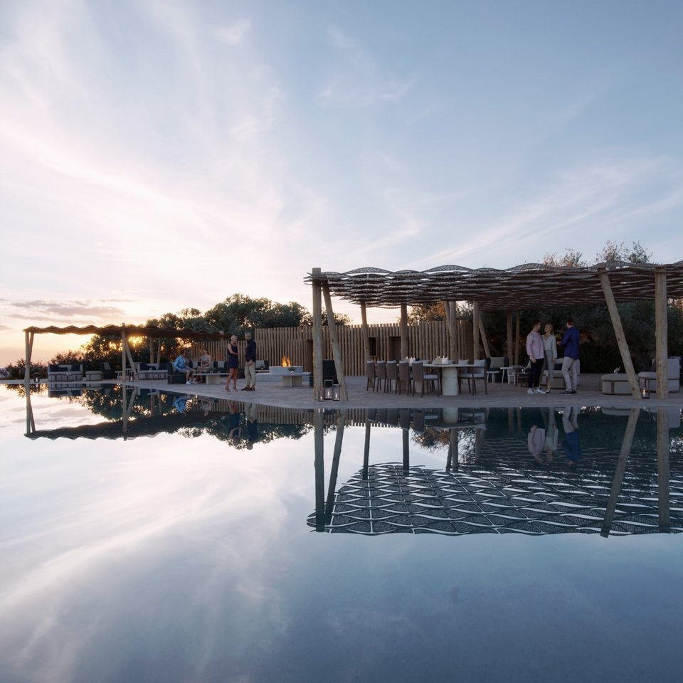 Πέργκολες δίπλα στην πισίνα