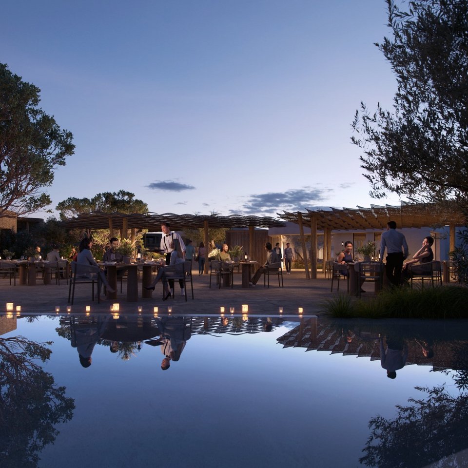 Τραπεζάκια δίπλα στην πισίνα