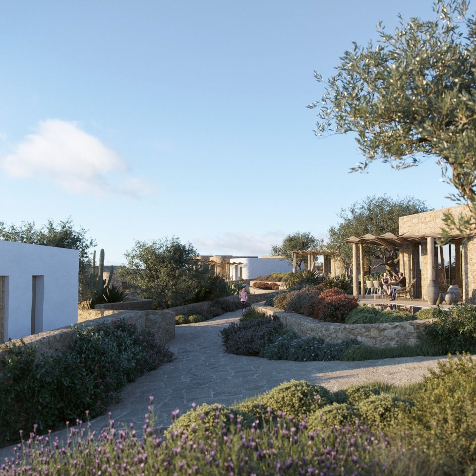 Ο λιθόστρωτος δρόμος με το πράσινο να κυριαρχεί