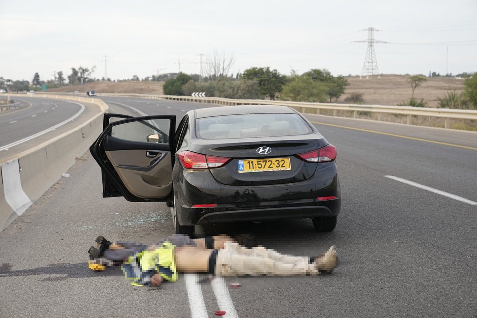 Ισραηλινοί που σκοτώθηκαν από Παλαιστίνιους κοντά στο Σντερότ το Σάββατο 7 Οκτωβρίου 2023/ Φωτογραφία AP, Ohad Zwigenberg  