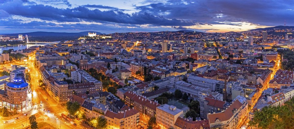 Νυχτερινή άποψη της Μπρατισλάβας από ψηλά