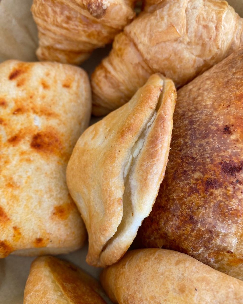 Χειροποίητα φουρνιστά με ζύμη που φτιάχνεται από ποιοτικό αλεύρι, μοναστηριακό γιαούρτι και αυγά ελευθέρας βοσκής / Φωτογραφίa: adams_tasteofheaven/Instagram