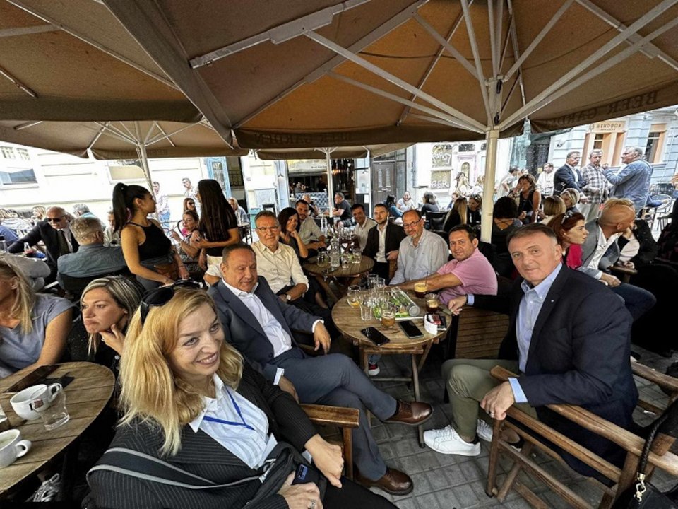 Ο Στέλιος Αγγελούδης συνομιλεί με πολίτες στην Ικτίνου-Φωτογραφία Voria.gr