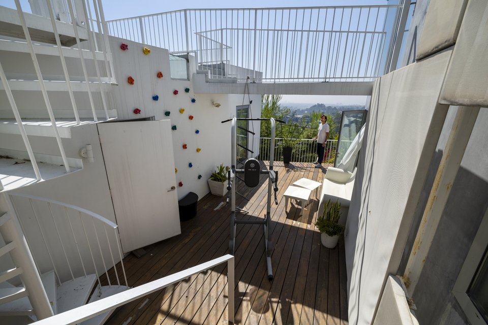 Ο ξενώνας Airbnb (αριστερά)